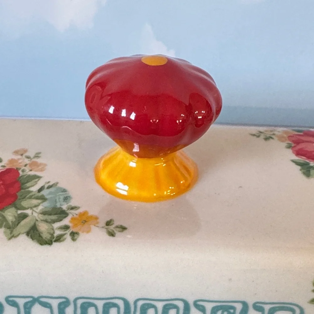 The Pioneer Woman Vintage Floral Butter Dish made of stoneware.